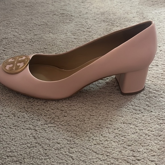Tory Burch Benton Pumps in Shell Pink with Gold Logo - Picture 12 of 16